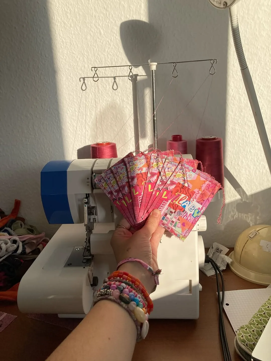 La surjeteuse de l'atelier et les bobines de fil
