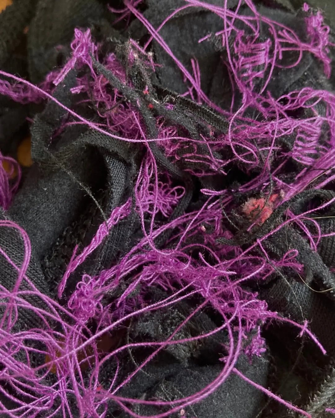 Chutes de fil et de tissu fuchsia