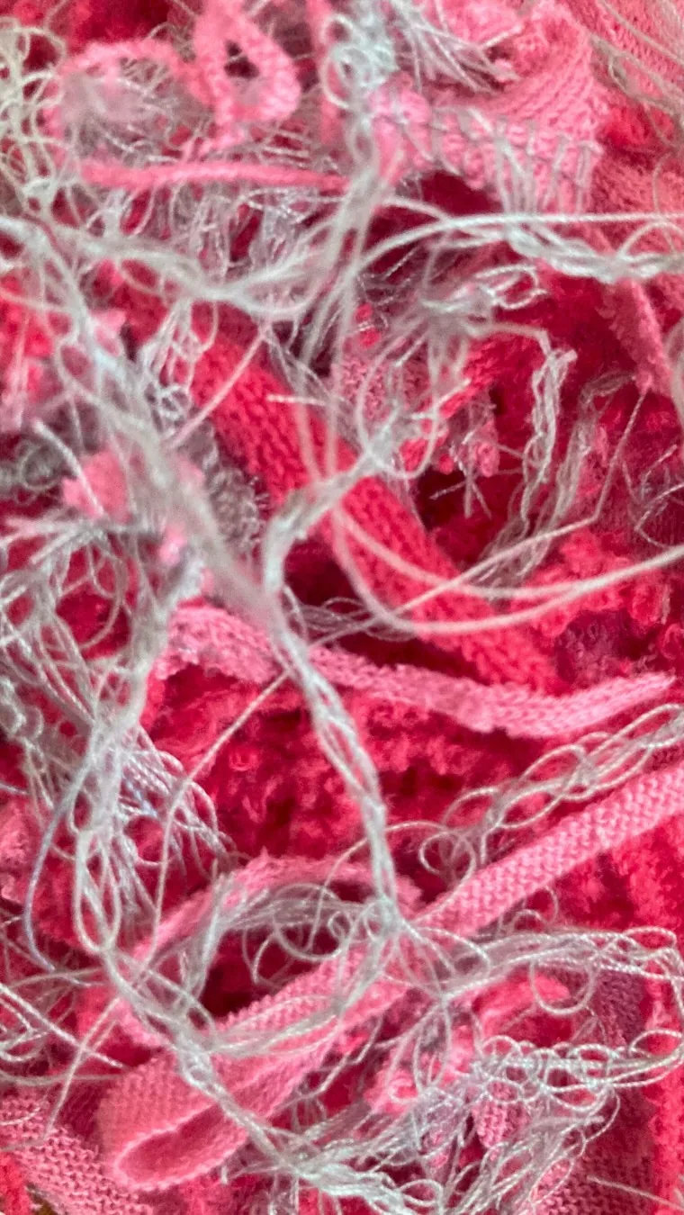 Chutes de tissu colorées prêtes à être recousues