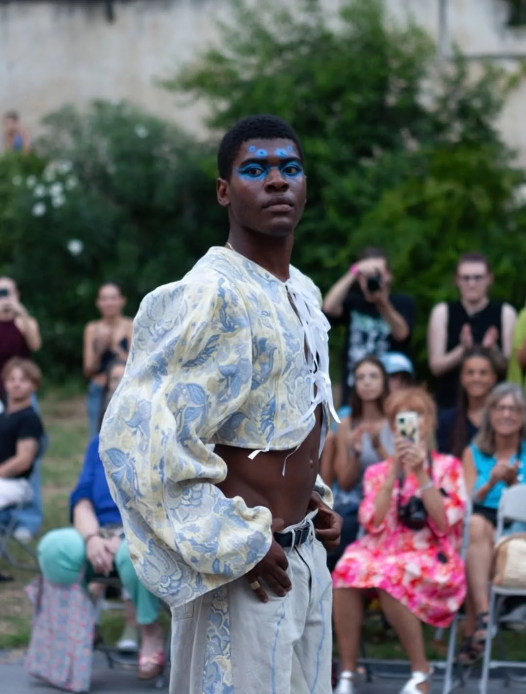 Veste manches bulles et pantalon custom brodé au défilé Upco Fashion Week