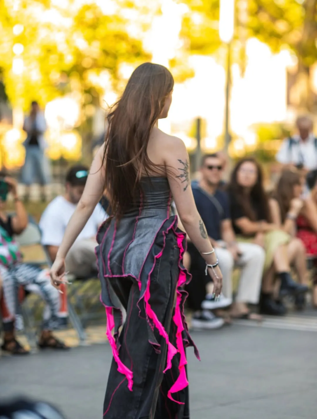 Jean custom brodé upcyclé au défilé d'ouverture