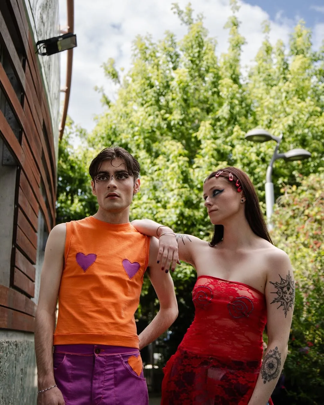 Deux modèles en tenues Lullaby colorées