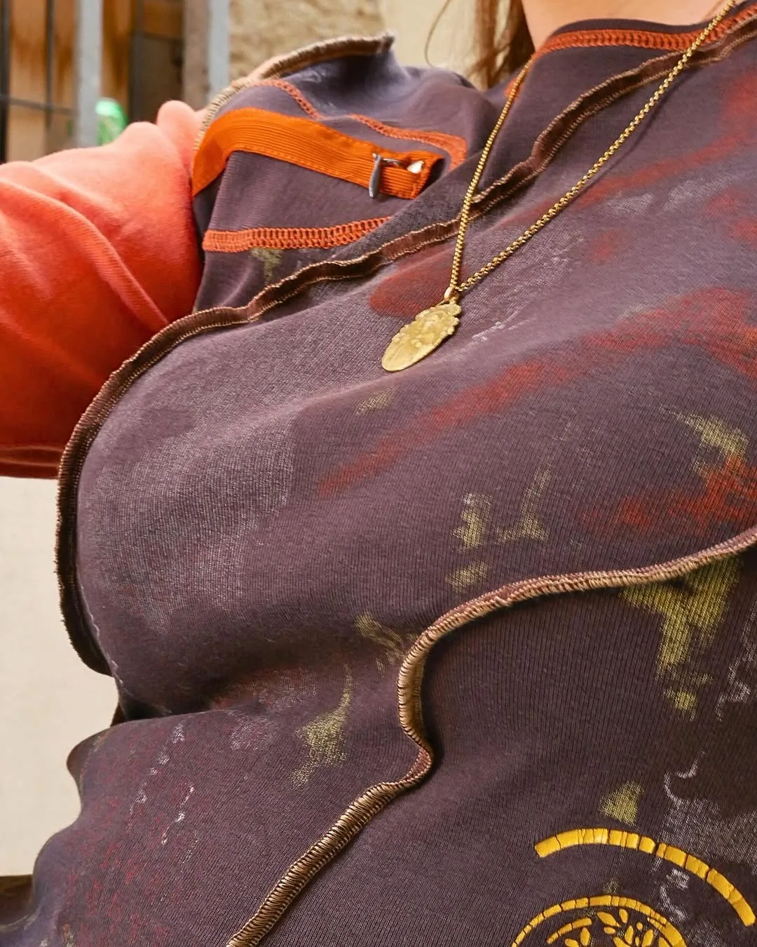 Haut patchwork aux couleurs automnales porté