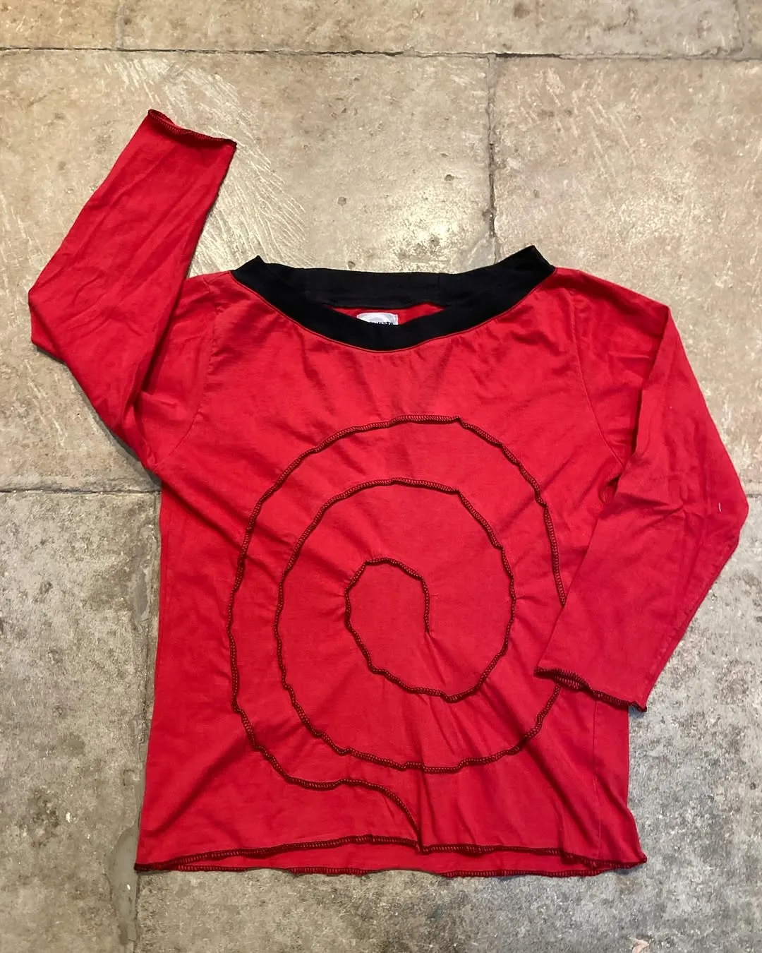 Teeshirt rouge manches longues avec spirale cousue au surjet noir
